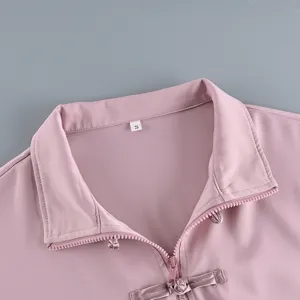 Detailansicht des rosa Stehkragens mit traditionellem Pankou-Knopf und Reißverschluss