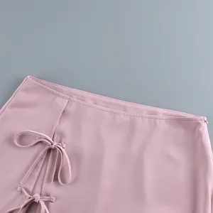Detailansicht eines rosa Rocks mit hoher Taille und eleganten chinesischen Schleifen