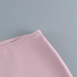 Détail macro de haute qualité des coutures soignées sur la taille en tissu rose clair