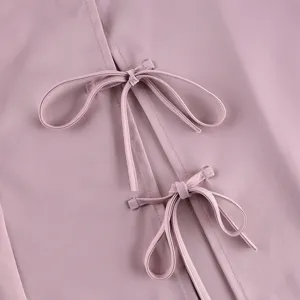 Detailansicht aus elegantem rosa Stoff mit traditionellen chinesischen Schleifenverschlüssen