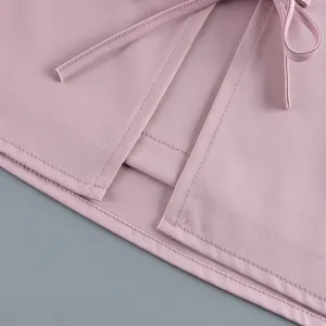 Nahaufnahme von rosa Rocksaum im chinesischen Stil mit Bindedetail und Ziernaht.