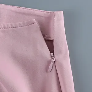 Detailansicht des verdeckten Seitenreißverschlusses und der feinen Nähte am rosa Rock