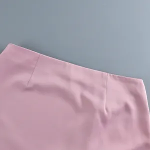 Detailaufnahme eines rosa Hochtaillen-Rocks mit Fokus auf Stoff und Taillennaht.
