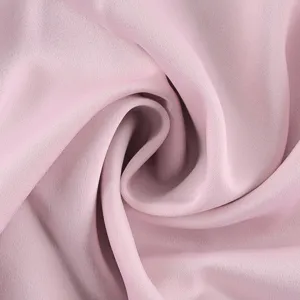 Nahaufnahme der weichen rosa Stofftextur des Sets im chinesischen Stil mit feinem Glanz.