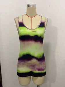 Modieuze veelkleurige mouwloze tie-dye top met horizontale strepen op een etalagepop