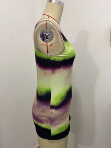 Mouwloze kleurrijke bedrukte tanktop met levendige groene en paarse tie-dye.