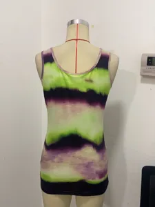 Detailopname van een kleurrijke gestreepte mouwloze tie-dye top voor dames zomermode