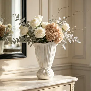 Nahaufnahme einer eleganten weißen Keramikvase mit Rippenstruktur und dekorativer Schleife