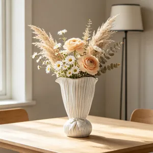 Detailansicht einer eleganten Keramikvase mit Schleifenrelief auf hellem Holztisch