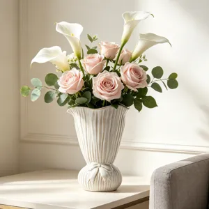 Detail einer nordischen weißen Keramikvase mit Schleifenakzent und Rippenstruktur