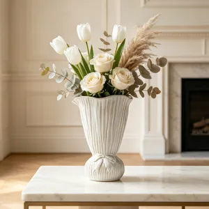 Elegante geriffelte Keramikvase mit Schleifendetail in gemütlicher Heimdekoration.