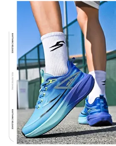 Action-Shooting von blauen Marathon-Laufschuhen auf der Bahn mit Mesh-Details