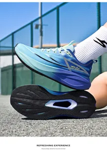 Detailansicht des blau-verlaufenden Marathon-Laufschuhs mit rutschfester Carbonsohle