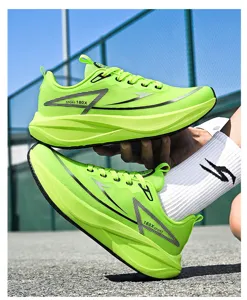 Detaillierte Seitenansicht neongrüner Marathon-Rennschuhe mit Carbon-Technologie.