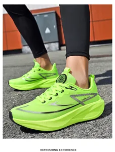 Detailansicht der neongrünen Marathon-Laufschuhe mit Carbonplatten-Technologie