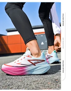 Detailansicht weißer Marathon-Laufschuhe mit rotem Farbverlauf und dicker Sohle