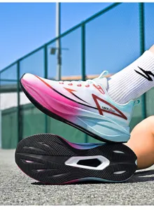 Nahaufnahme von Marathon-Laufschuhen mit Farbverlauf und robuster Carbon-Sohle