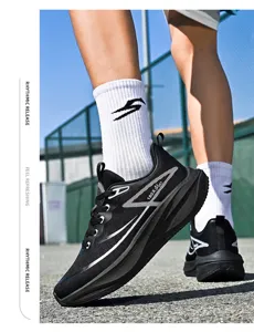 Seitenansicht von professionellen schwarzen Carbon-Marathon-Laufschuhen auf Bahn