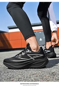 Detailansicht professioneller Marathon-Laufschuhe mit Carbonplatten-Technologie