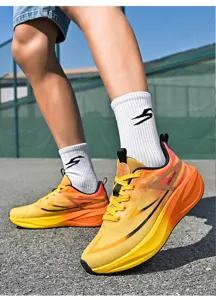 Dynamische Nahaufnahme orangefarbener Marathon-Laufschuhe mit Carbonplatte auf der Bahn.