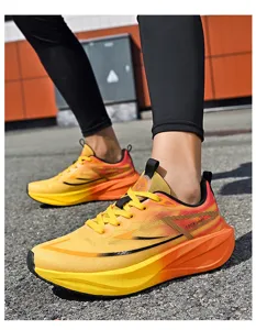 Detaillierte Seitenansicht der orangefarbenen Marathon-Laufschuhe an einem Model