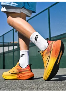 Detailansicht orangefarbener Marathon-Laufschuhe mit innovativer Carbon-Plattentechnologie.