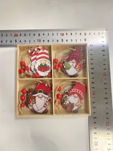 Doce adornos de gnomos navideños de madera en una caja medida con una regla de acero.