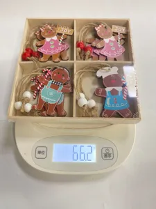 Set de 12 adornos navideños de madera de hombre de jengibre que pesan 66,2 gramos en báscula.