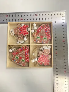 Este juego de 12 adornos navideños de madera de jengibre con medidas de tamaño