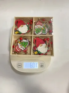 Juego de adornos colgantes de gnomos navideños de madera en báscula de 60,1 gramos