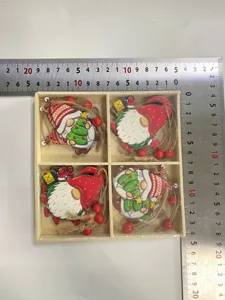 Primer plano de las dimensiones de una caja de madera de 13,5 cm con 4 gnomos