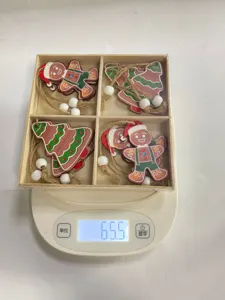 Báscula digital que muestra 65,5g para el set de 12 adornos colgantes de madera