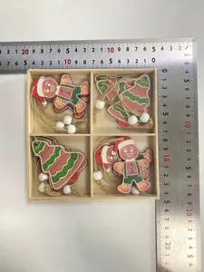 Vista detallada de 12 adornos navideños de madera con regla para medir el tamaño