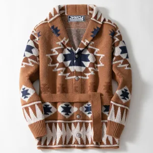Nahaufnahme eines Retro-Herren-Cardigans mit Indianer-Jacquard und Reversgürtel.