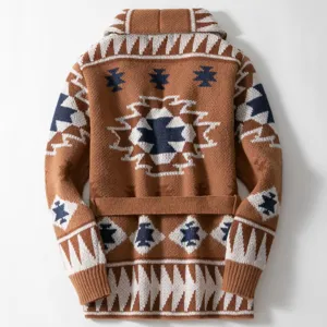 Detaillierte Rückansicht der Herren Strickjacke mit Retro Indianer Jacquard und Bindegürtel