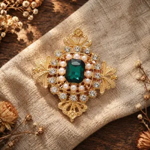 Vintage Königlicher Stil Legierung Brosche Mit Smaragdgrünem Kristall Künstliche Perle Strass Elegante Rautenform Nadel Für Damen