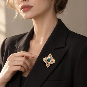 Elegante goldfarbene Vintage-Brosche im Hofstil mit smaragdgrünem Kristall und Perlen