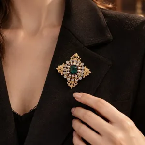 Eleganter Vintage Palast Goldbrosche mit smaragdgrünem Kristall und weißen Perlen
