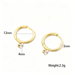 Elegante goldene Titanstahl Creolen mit 4mm Sechskrallen Kristall, 12mm Durchmesser