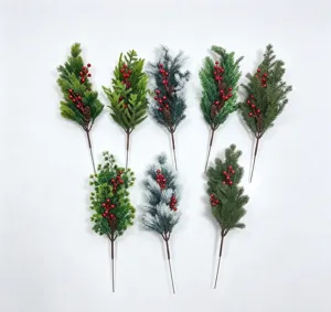 Dettaglio di otto rami diversi di aghi di pino artificiali con bacche rosse e pigne.