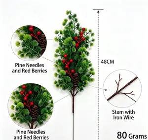 Vista dettagliata di aghi di pino artificiali, bacche rosse e pigne con stelo in ferro