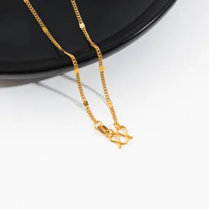 Λεπτομερής όψη χρυσής αλυσίδας 24K με κλασικό κούμπωμα σχήματος Μ για κομψά κοσμήματα