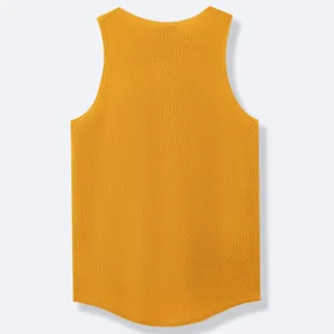 Detailansicht der Rückseite eines gelben Herren-Sport-Tops aus Mesh-Strickgewebe