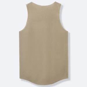Rückansicht eines khakifarbenen Strick-Mesh-Sporttanktops für Herren, schnelltrocknendes Material.