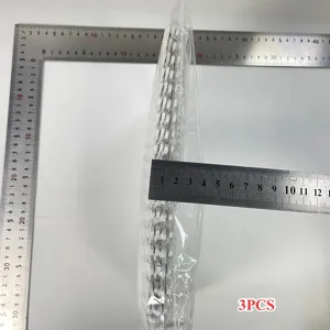 Vista dettagliata della mini staccionata in legno bianca con righello di misurazione