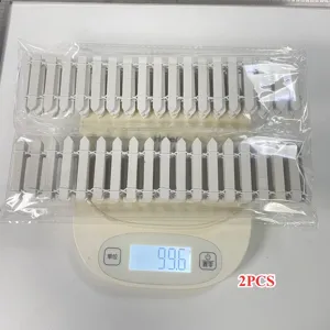 Dettaglio di due recinzioni in miniatura in legno bianco da 90 cm pesanti 99,6 g.