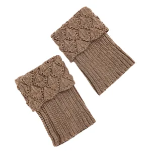 Detailansicht von braunen Strickstulpen mit strukturiertem Muschelmuster-Umschlag.