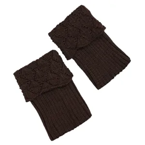 Detailansicht der dunkelbraunen gestrickten Stiefelstulpen mit Muschelkante für Damen