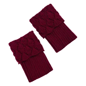 Detaillierte Ansicht der burgunderroten Strickstulpen mit Muschelmuster und Rippe