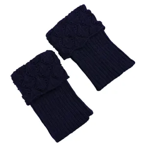 Detailansicht dunkelvioletter Strickstulpen mit Muschelmuster für den Winter der Damen